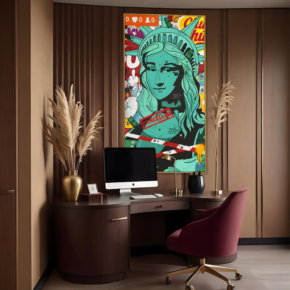Tablou canvas cu tablou canvas cu statuia libertatii in stil grafitti, in rama de aluminiu auriu, pe perete intr-un birou